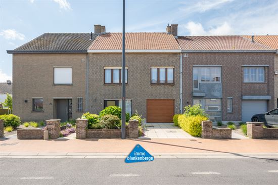 Ruime Rijwoning met Drie Slaapkamers Tuin en Garage