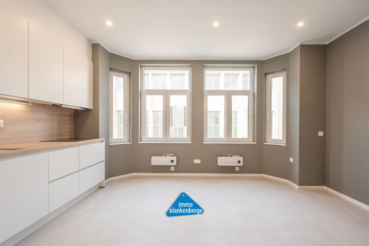Volledig gerenoveerd duplexappartement nabij het Stationsplein en de Zeedijk