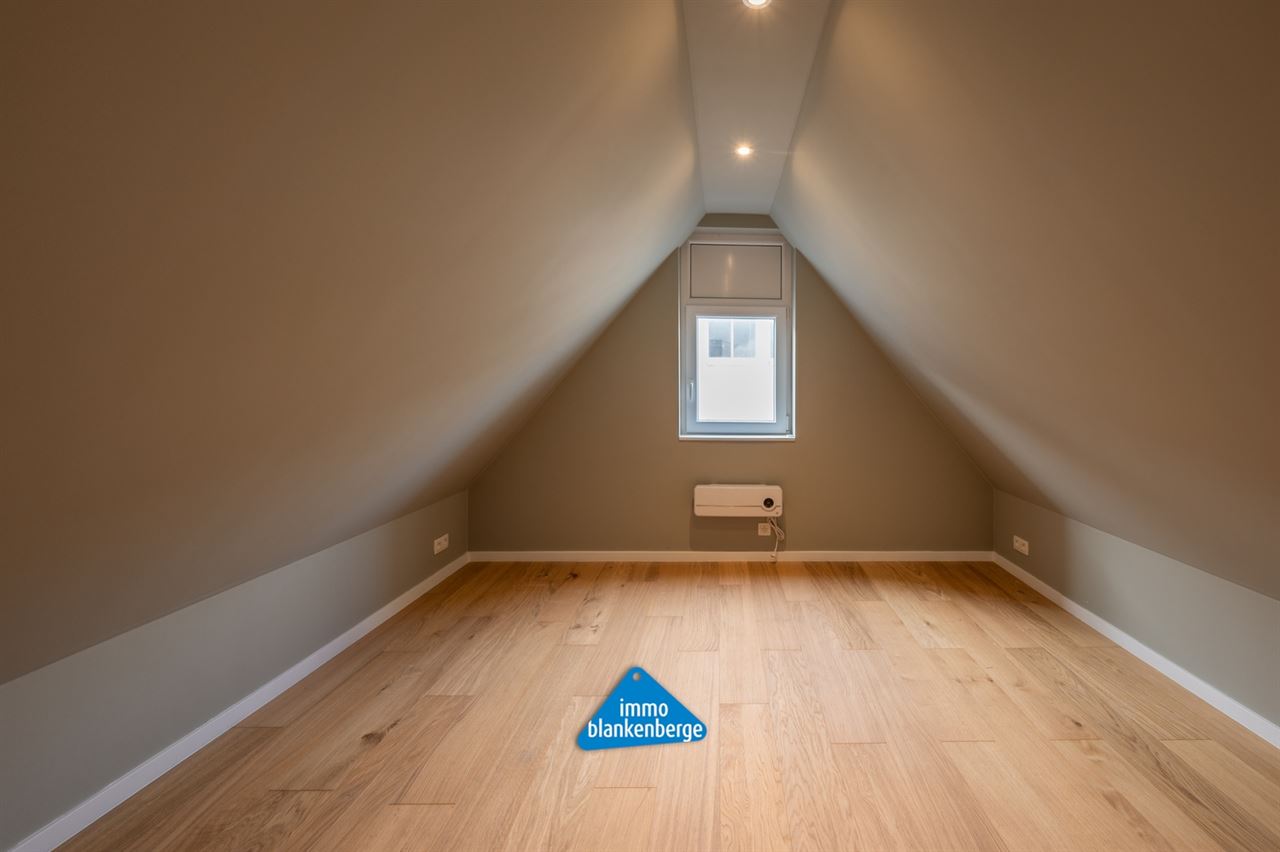 Volledig gerenoveerd duplexappartement nabij het Stationsplein en de Zeedijk