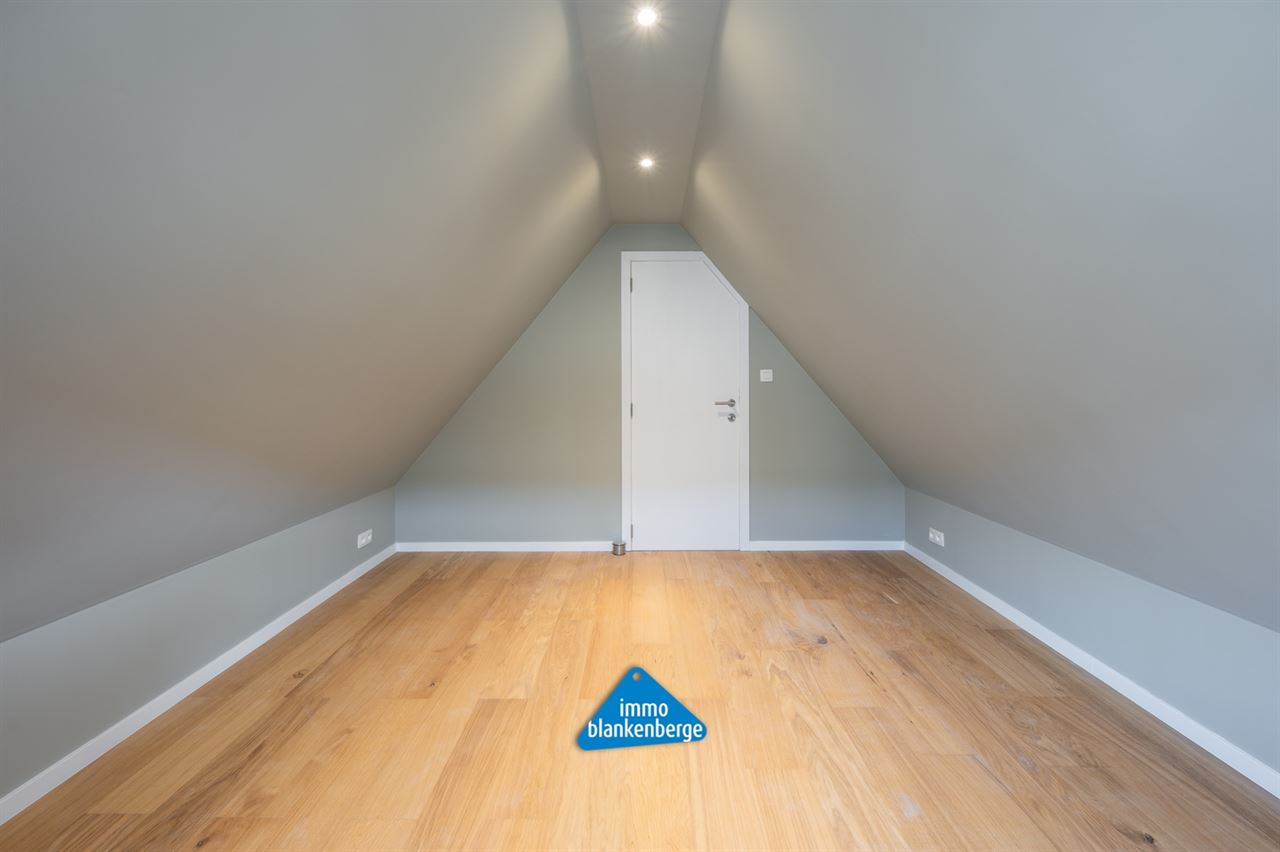 Volledig gerenoveerd duplexappartement nabij het Stationsplein en de Zeedijk