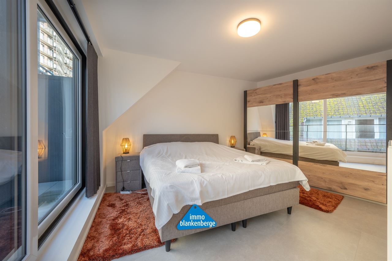 Gemeubelde exclusieve penthouse met garage, twee slaapkamers en terras