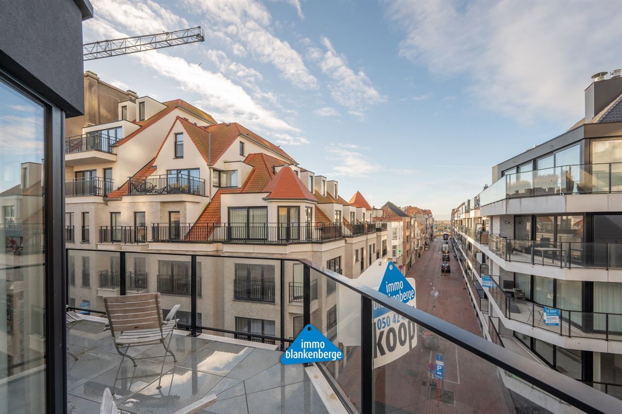 Gemeubelde exclusieve penthouse met garage, twee slaapkamers en terras