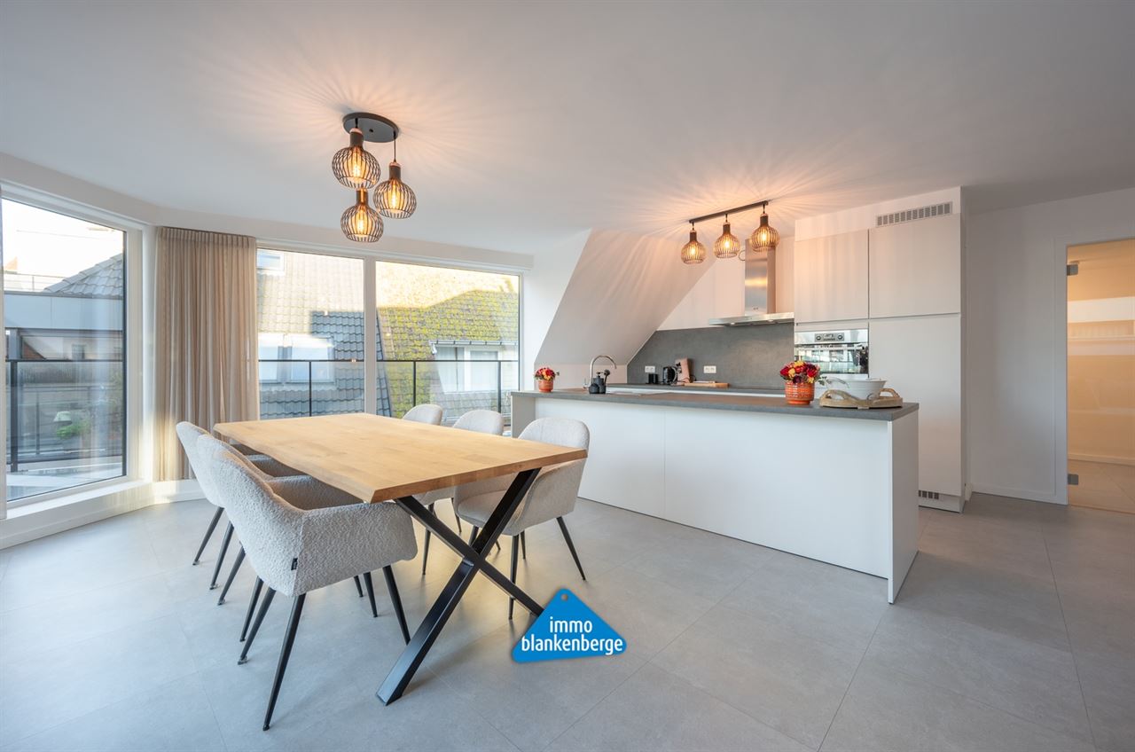 Gemeubelde exclusieve penthouse met garage, twee slaapkamers en terras