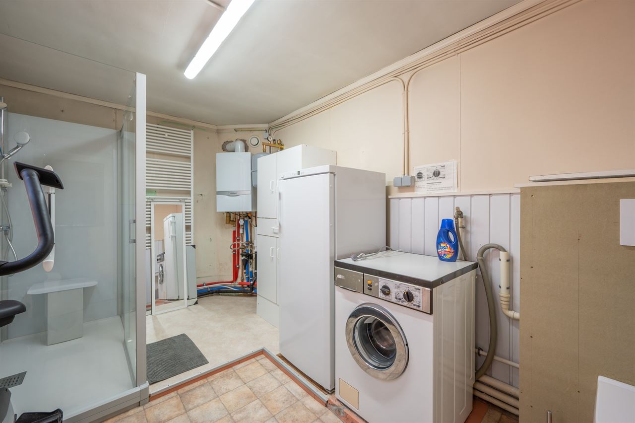 Grote gezinswoning met tuin en 7 slaapkamers nabij centrum en zee