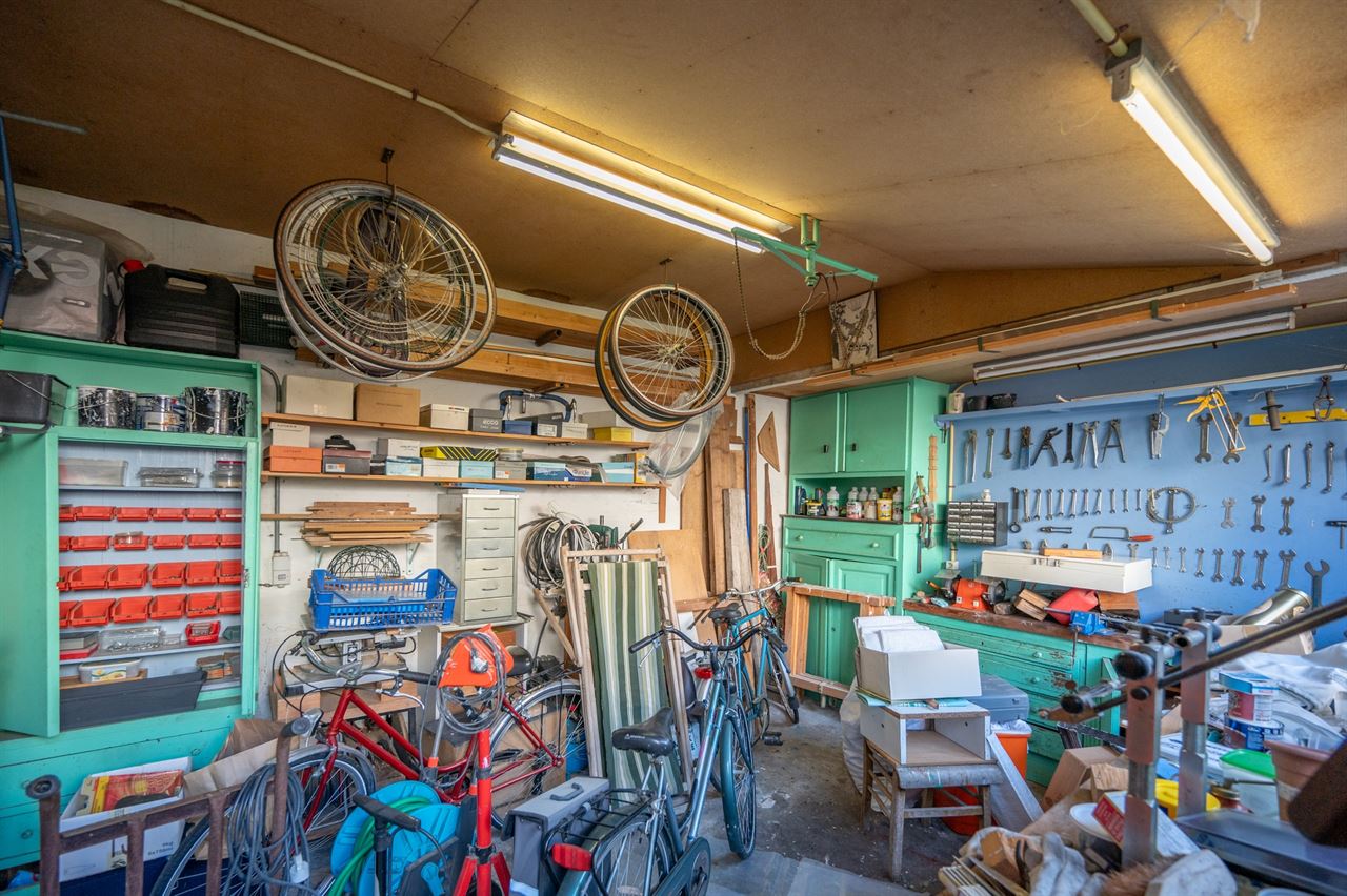 Grote gezinswoning met tuin en 7 slaapkamers nabij centrum en zee
