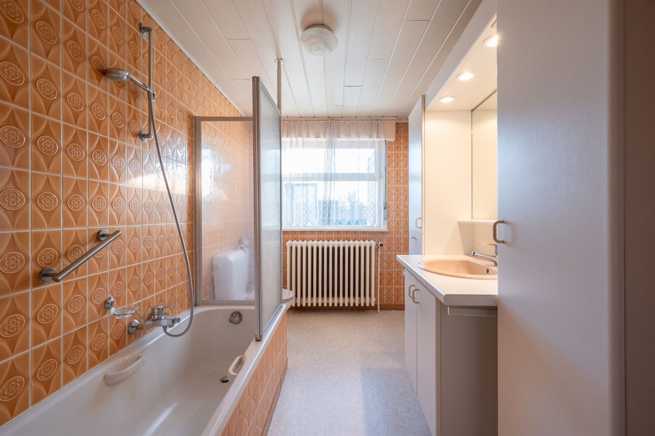 Grote gezinswoning met tuin en 7 slaapkamers nabij centrum en zee