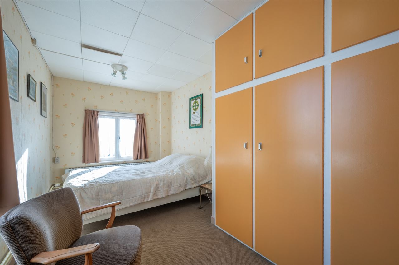 Grote gezinswoning met tuin en 7 slaapkamers nabij centrum en zee
