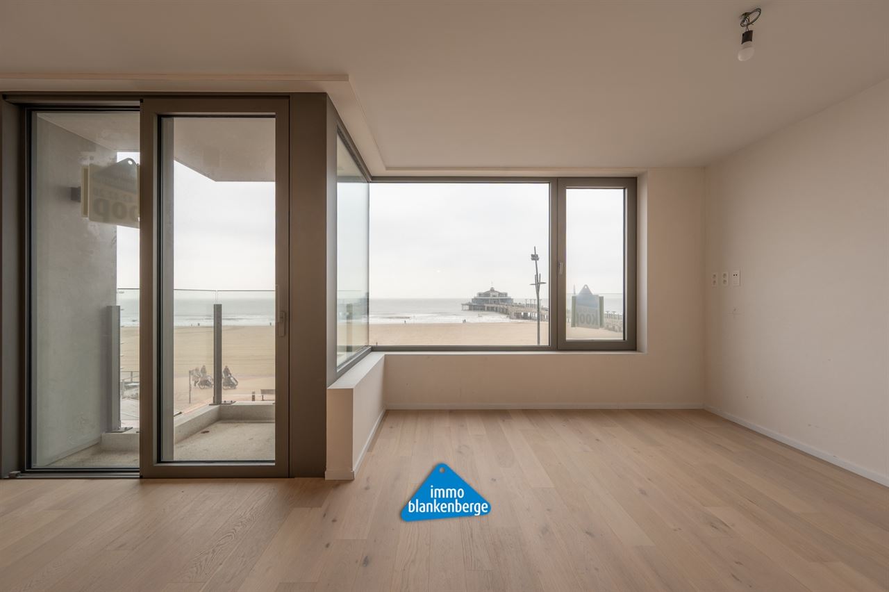 Appartement te koop op topligging aan de Zeedijk met prachtig zicht op de Pier van Blankenberge