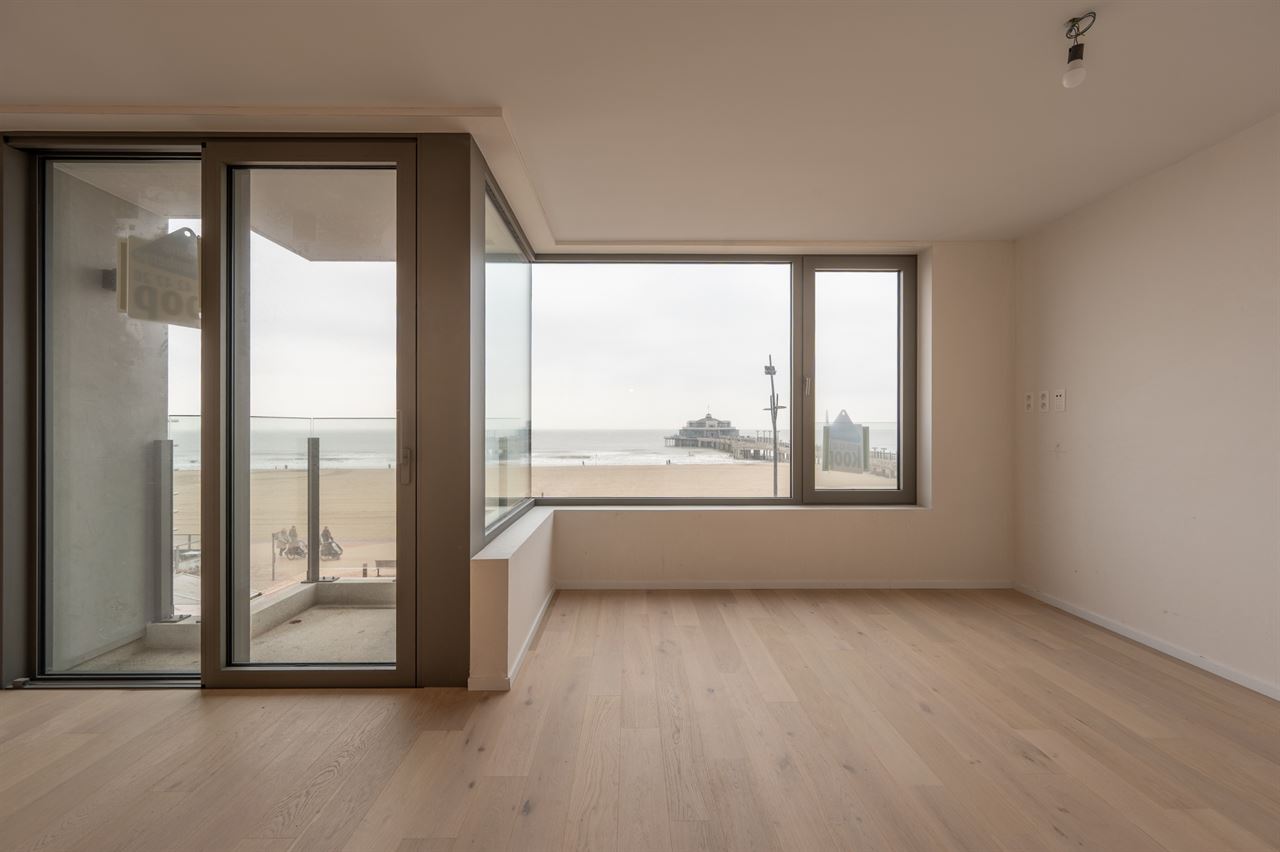 Appartement te koop op topligging aan de Zeedijk met prachtig zicht op de Pier van Blankenberge