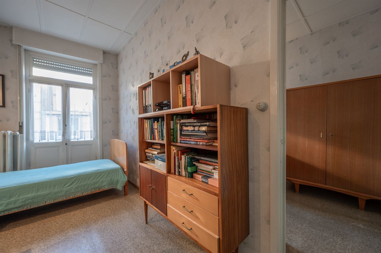 Grote gezinswoning met tuin en 7 slaapkamers nabij centrum en zee