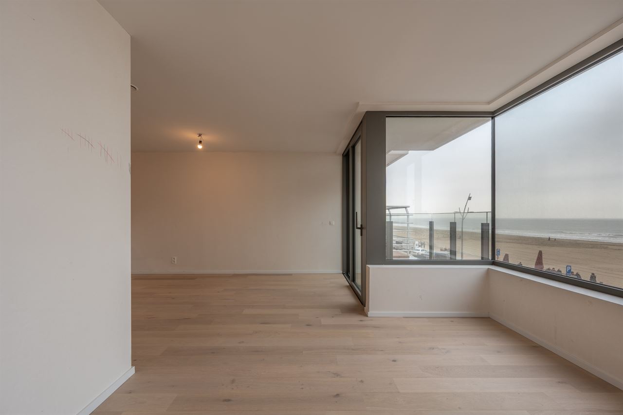 Appartement te koop op topligging aan de Zeedijk met prachtig zicht op de Pier van Blankenberge