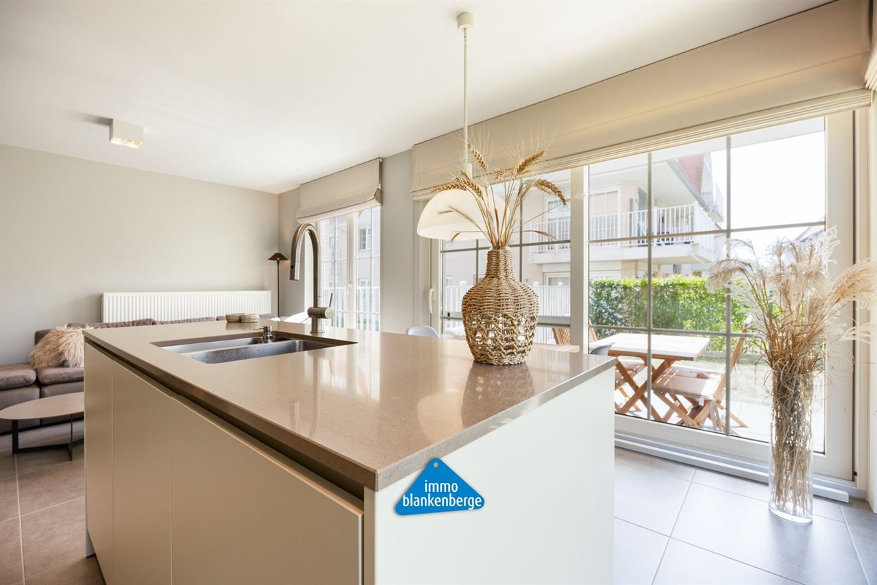 Luxe afgewerkt 2‑slaapkamerappartement met tuin in De Haan