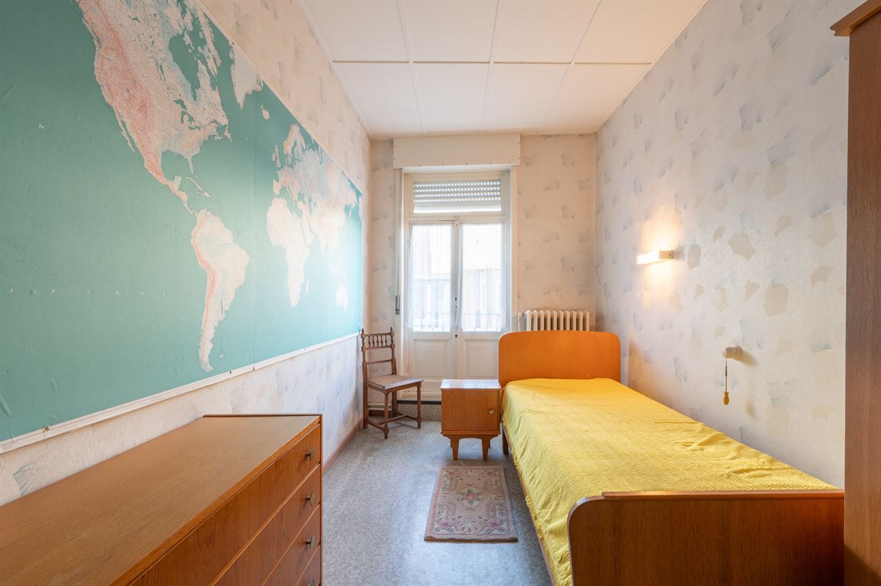 Grote gezinswoning met tuin en 7 slaapkamers nabij centrum en zee
