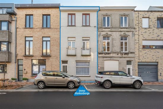 Grote gezinswoning met tuin en 7 slaapkamers nabij centrum en zee