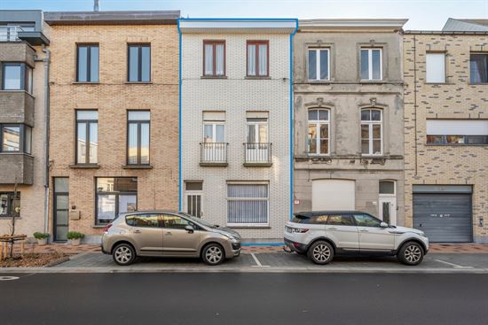 Grote gezinswoning met tuin en 7 slaapkamers nabij centrum en zee