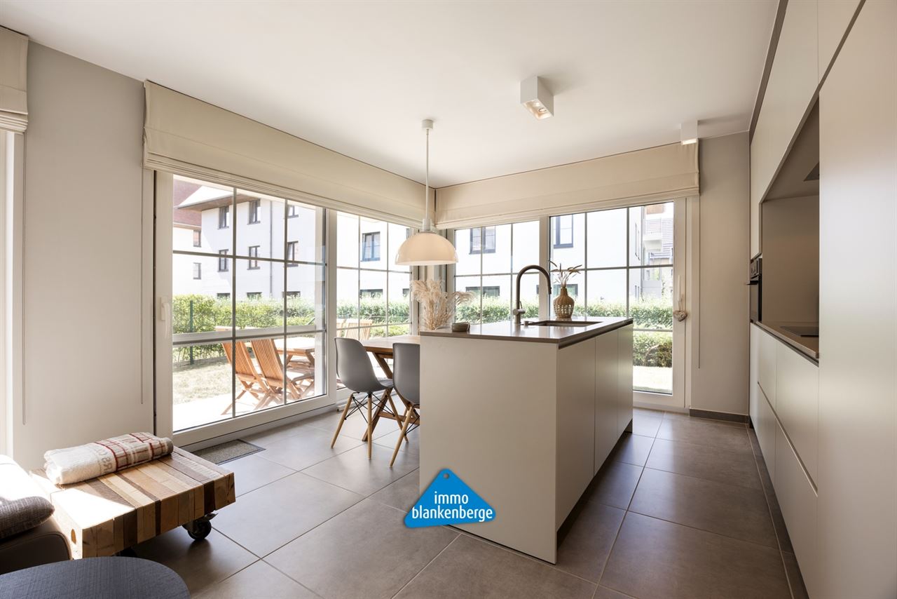 Luxe afgewerkt 2‑slaapkamerappartement met tuin in De Haan