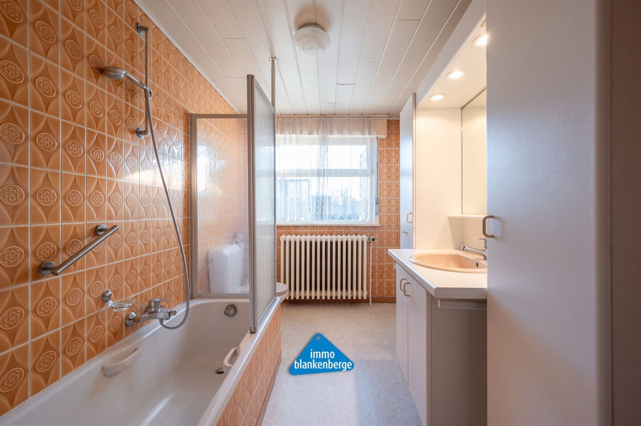 Grote gezinswoning met tuin en 7 slaapkamers nabij centrum en zee