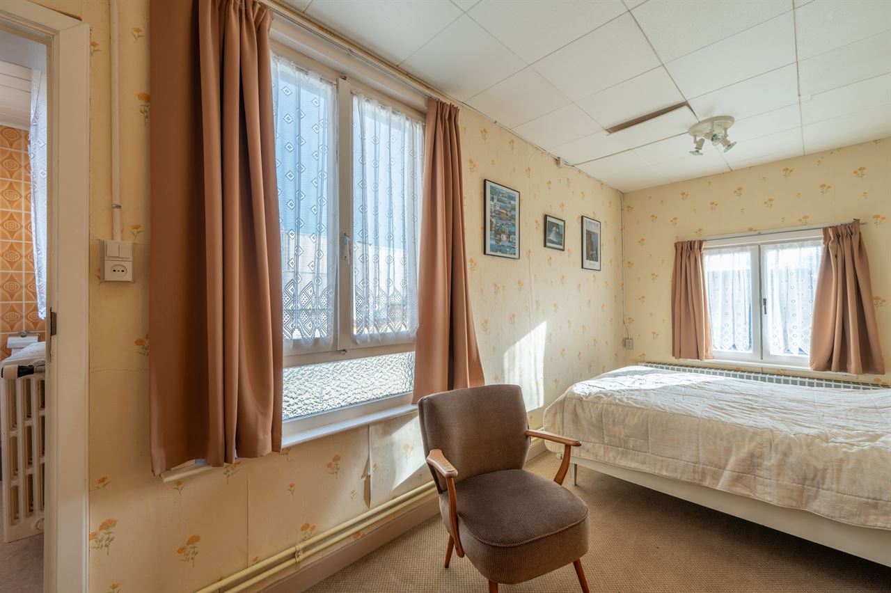 Grote gezinswoning met tuin en 7 slaapkamers nabij centrum en zee