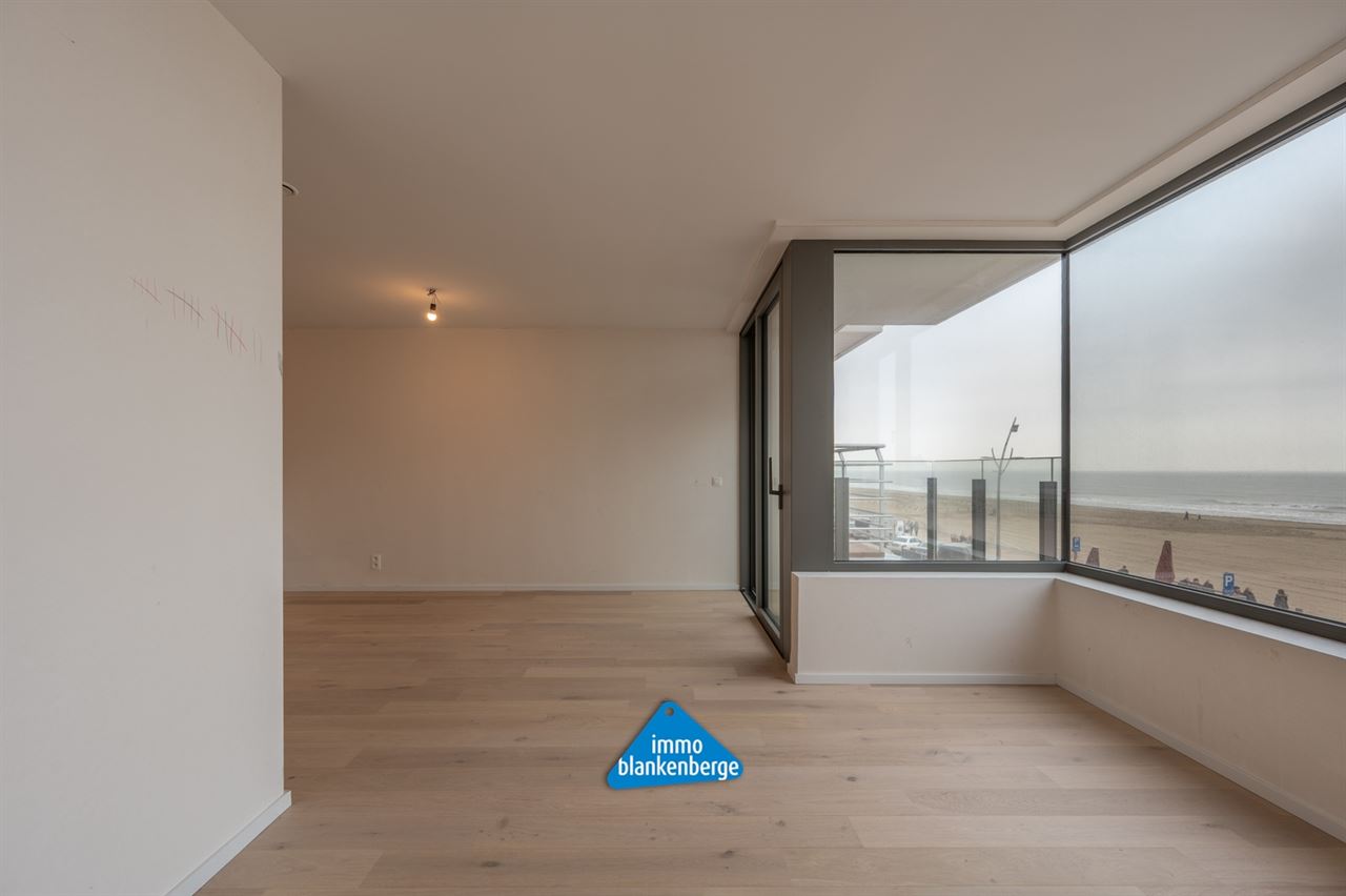 Appartement te koop op topligging aan de Zeedijk met prachtig zicht op de Pier van Blankenberge