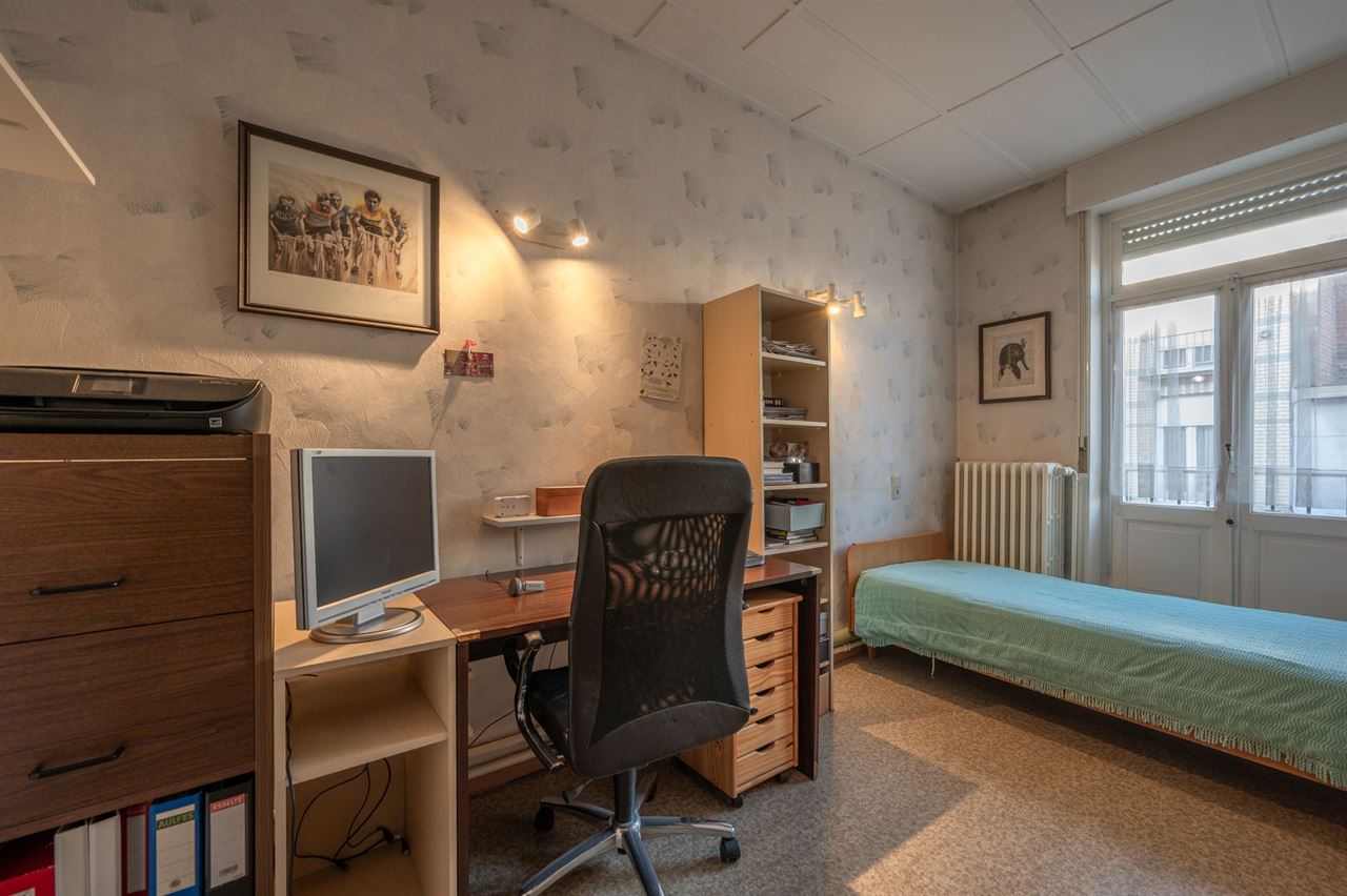 Grote gezinswoning met tuin en 7 slaapkamers nabij centrum en zee