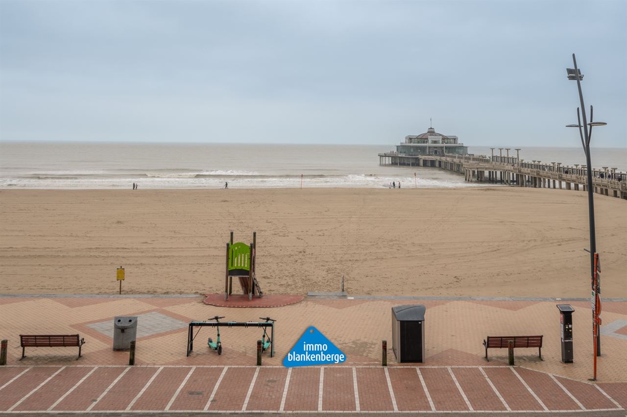 Appartement te koop op topligging aan de Zeedijk met prachtig zicht op de Pier van Blankenberge