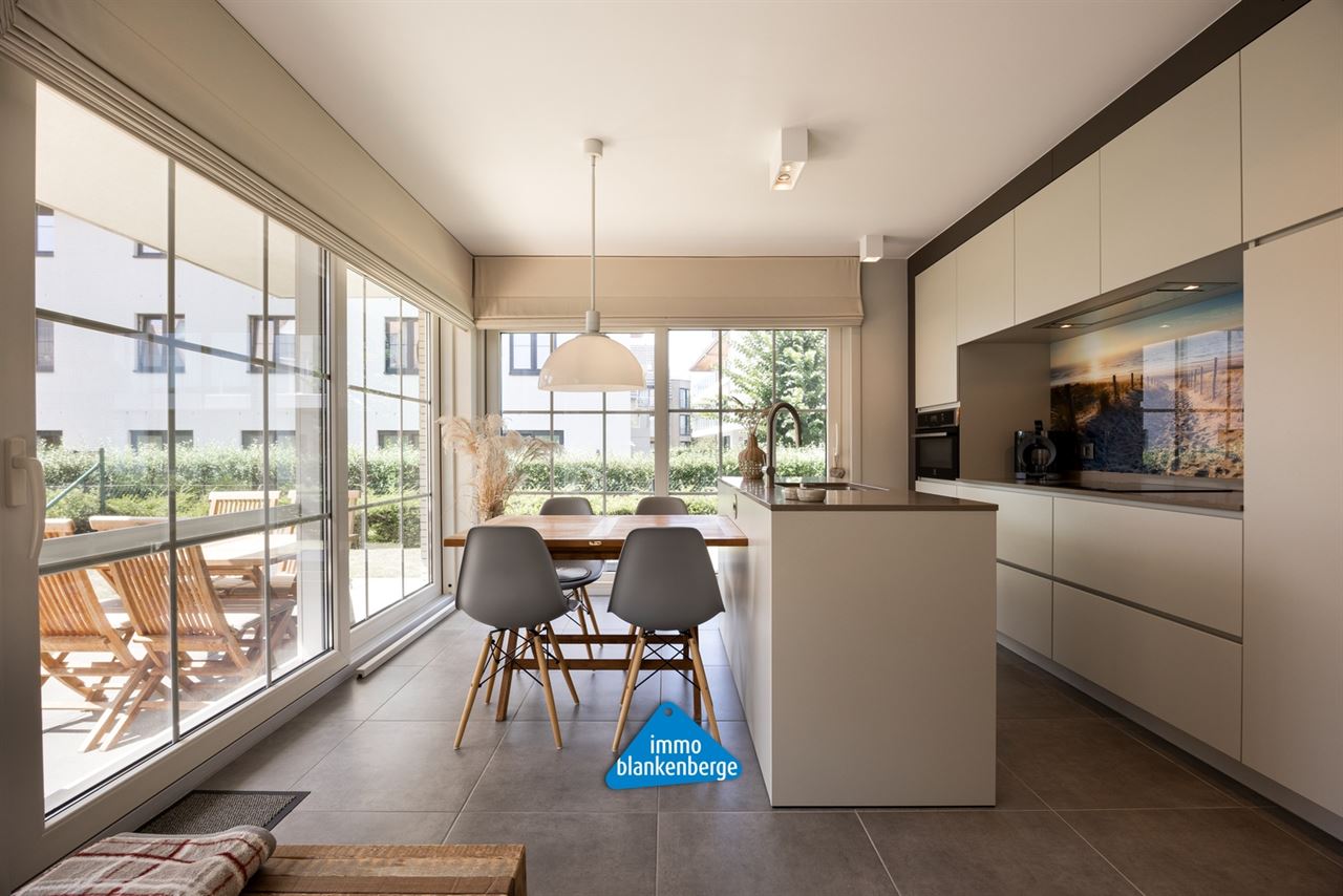 Luxe afgewerkt 2‑slaapkamerappartement met tuin in De Haan
