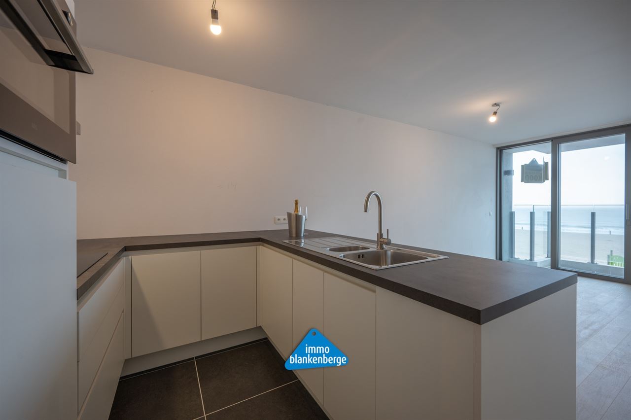 Appartement te koop op topligging aan de Zeedijk met prachtig zicht op de Pier van Blankenberge