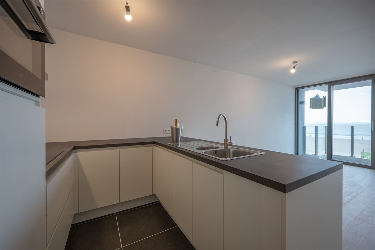 Appartement te koop op topligging aan de Zeedijk met prachtig zicht op de Pier van Blankenberge