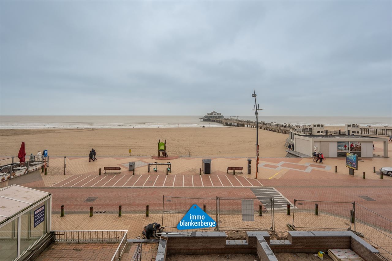 Appartement te koop op topligging aan de Zeedijk met prachtig zicht op de Pier van Blankenberge