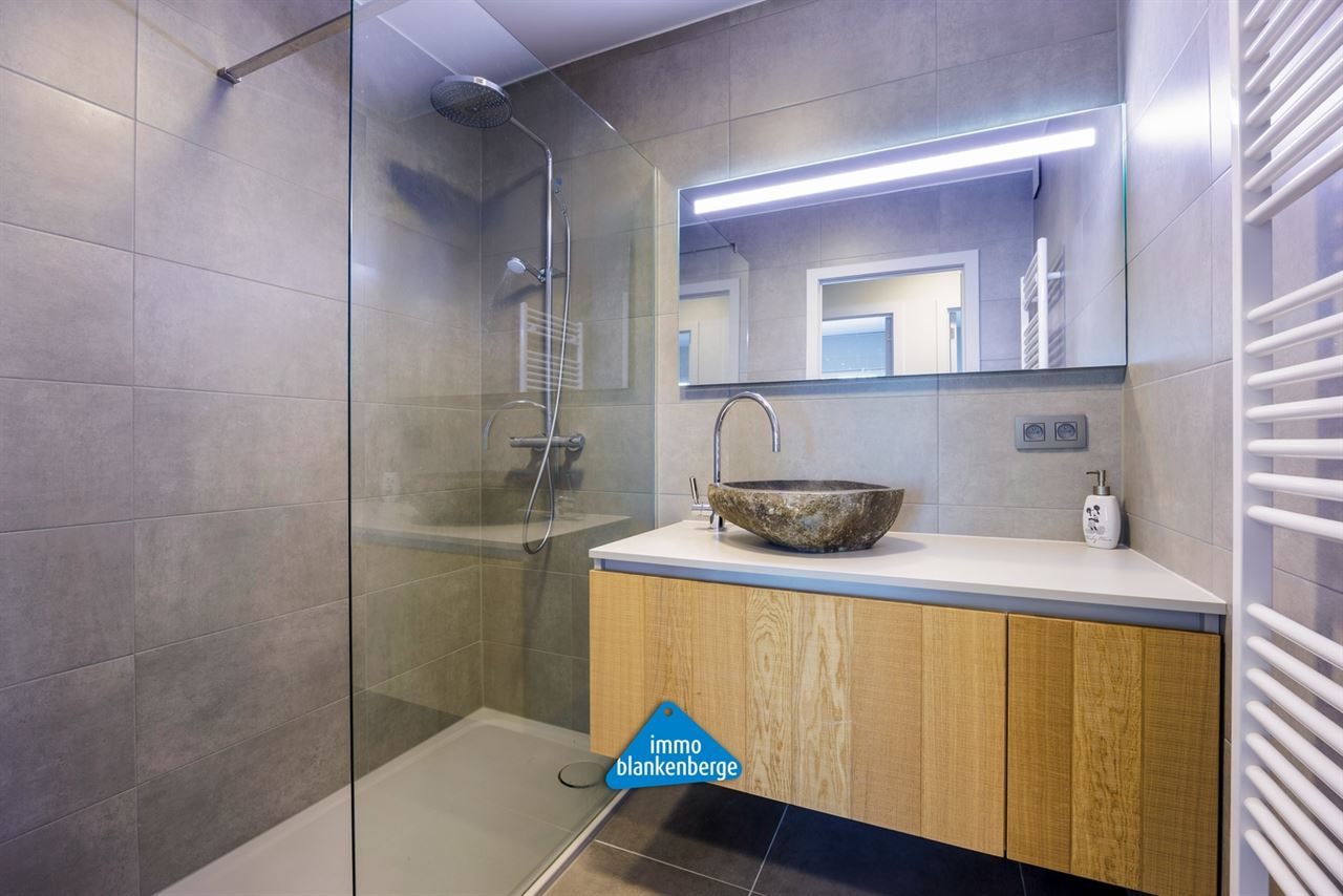 Luxe afgewerkt 2‑slaapkamerappartement met tuin in De Haan