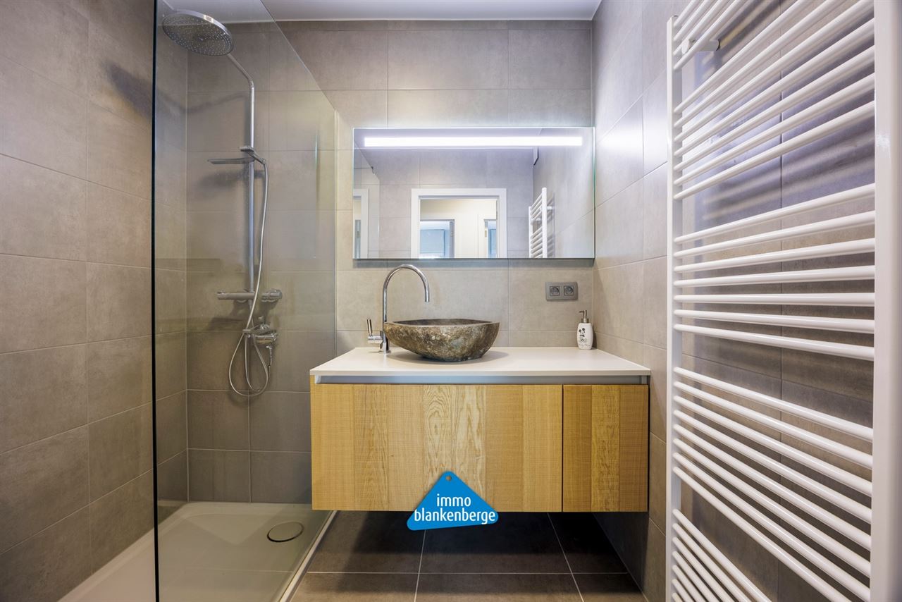 Luxe afgewerkt 2‑slaapkamerappartement met tuin in De Haan