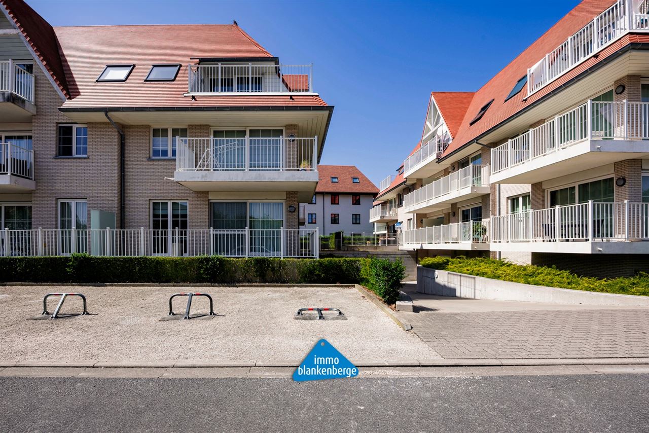 Luxe afgewerkt 2‑slaapkamerappartement met tuin in De Haan