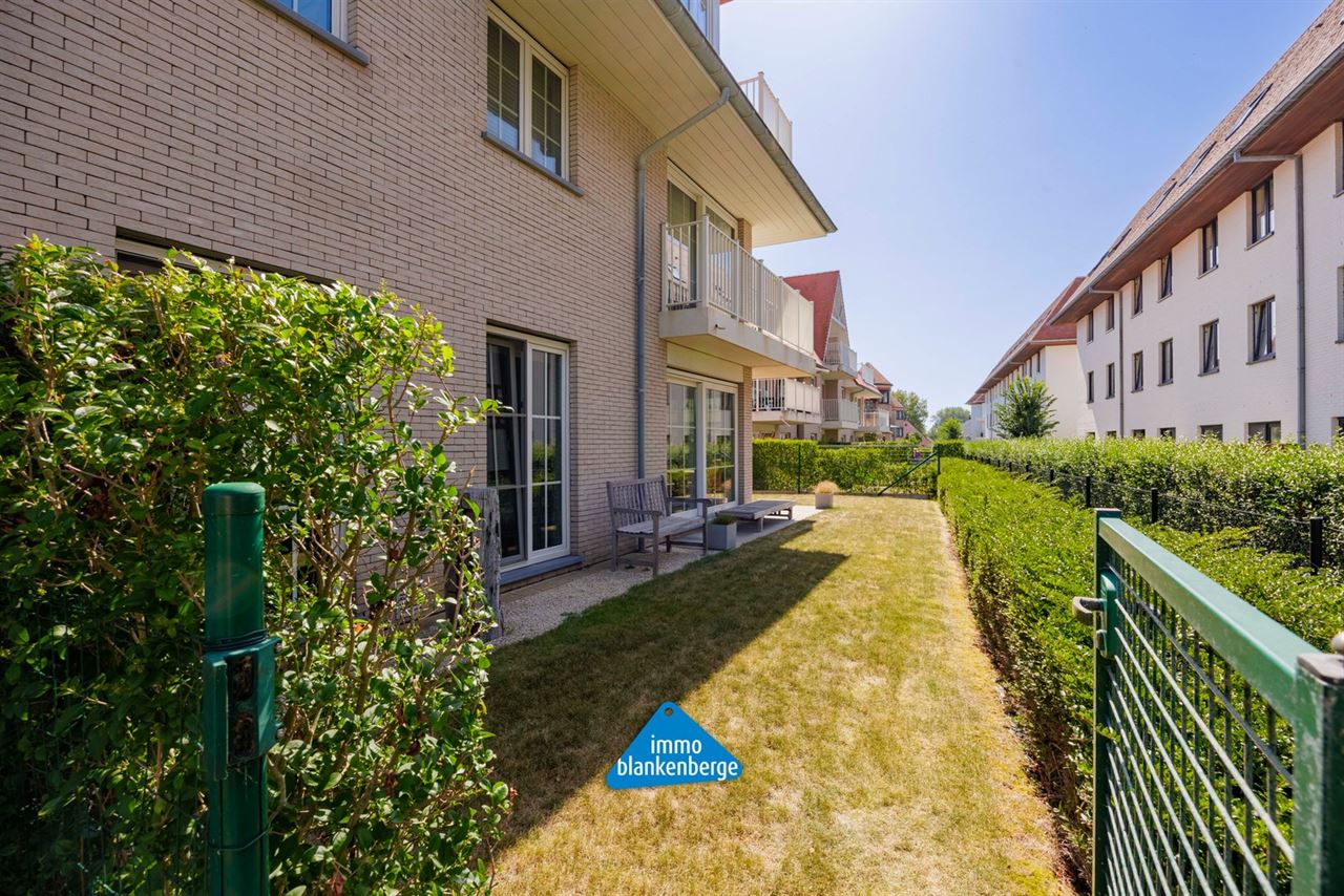 Luxe afgewerkt 2‑slaapkamerappartement met tuin in De Haan