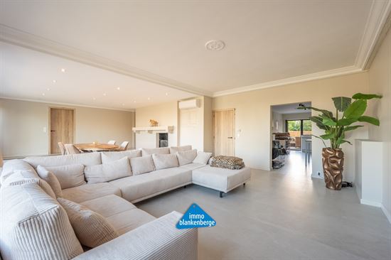 Zeer Ruim en Stijlvol gerenoveerd appartement van 232m² op een toplocatie vlak bij het strand.