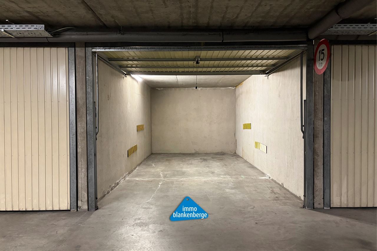 Gesloten garagebox te koop nabij de Grote Markt onder het Leopoldpark aan de Tennis - Mini Golf - Paravang