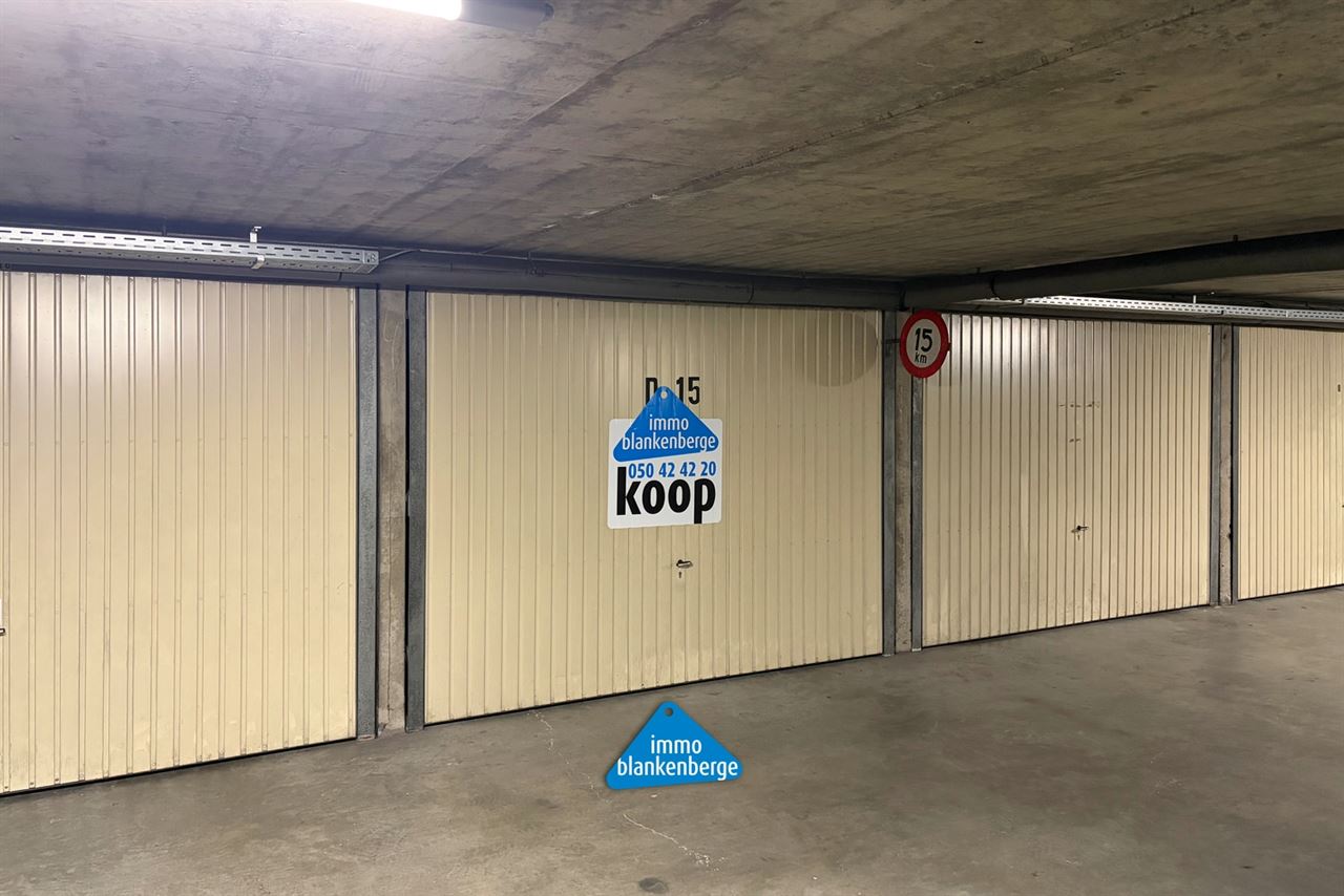 Gesloten garagebox te koop nabij de Grote Markt onder het Leopoldpark aan de Tennis - Mini Golf - Paravang