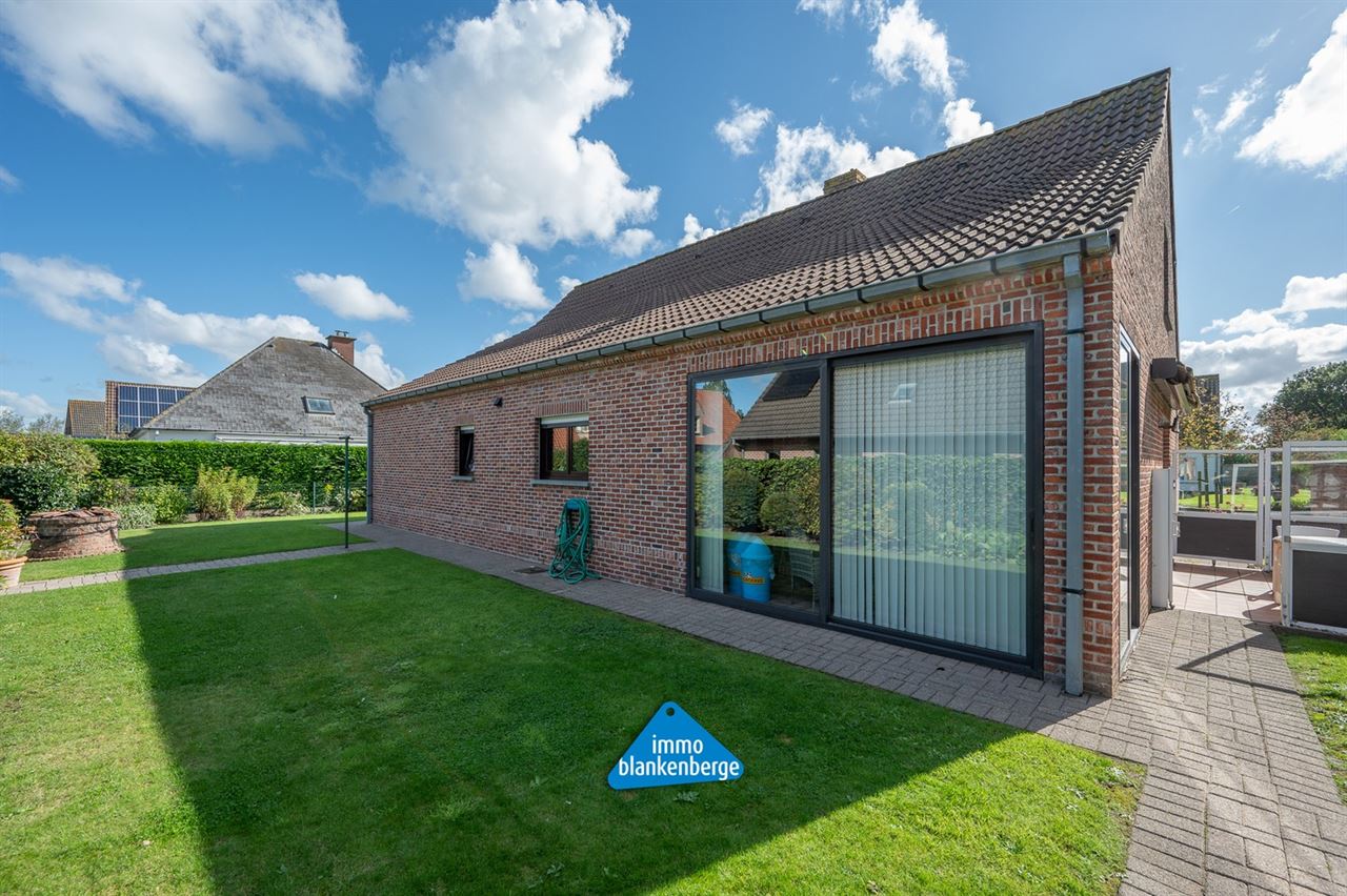 Gezellige Villa met Twee Slaapkamers en Grote Tuin