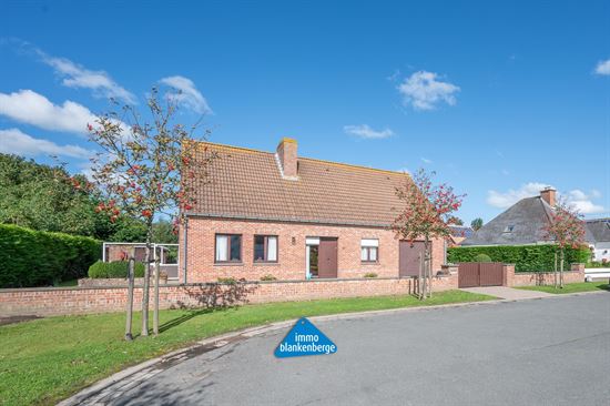Gezellige Villa met Twee Slaapkamers en Grote Tuin