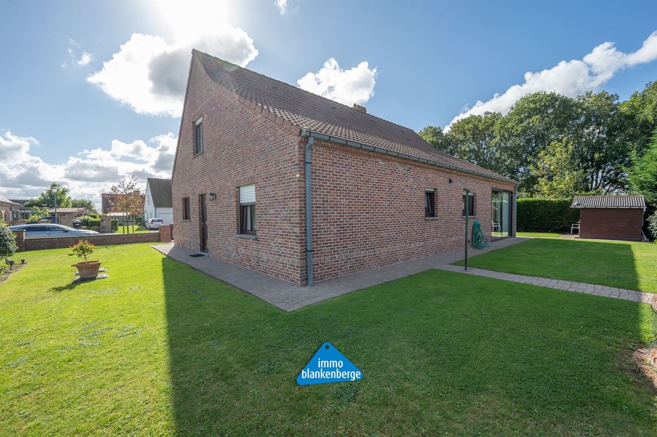 Gezellige Villa met Twee Slaapkamers en Grote Tuin