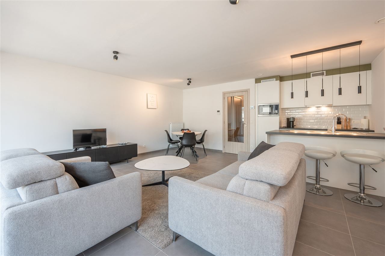 Gemeubeld appartement met 2 slaapkamers en ruim terras.