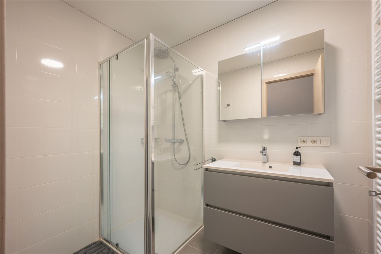 Gemeubeld appartement met 2 slaapkamers en ruim terras.