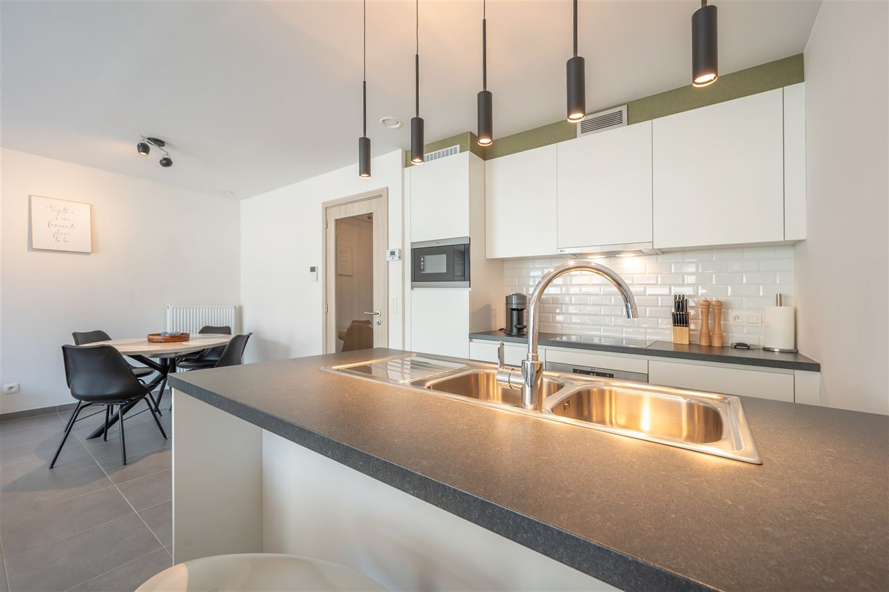 Gemeubeld appartement met 2 slaapkamers en ruim terras.