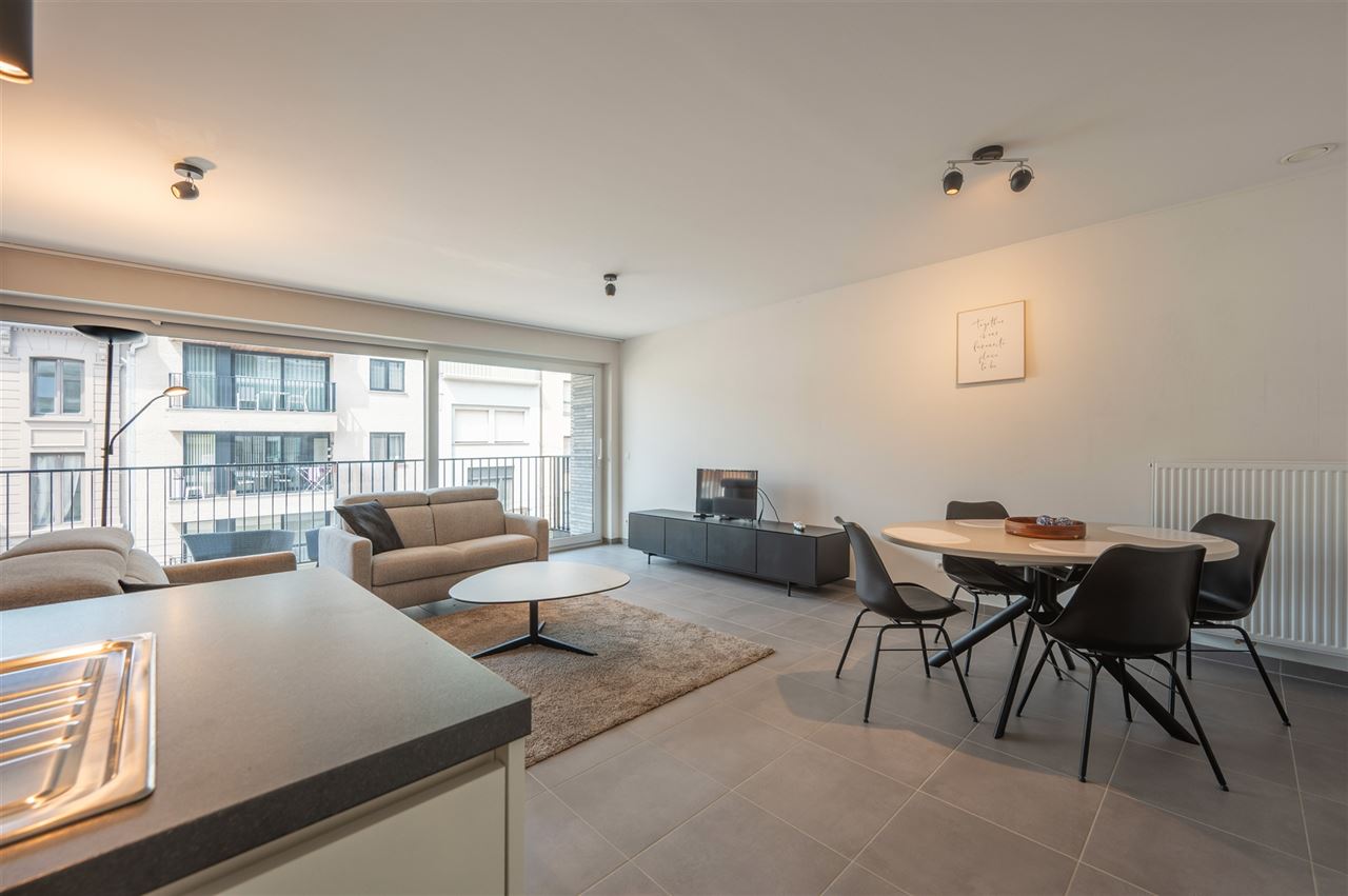 Gemeubeld appartement met 2 slaapkamers en ruim terras.