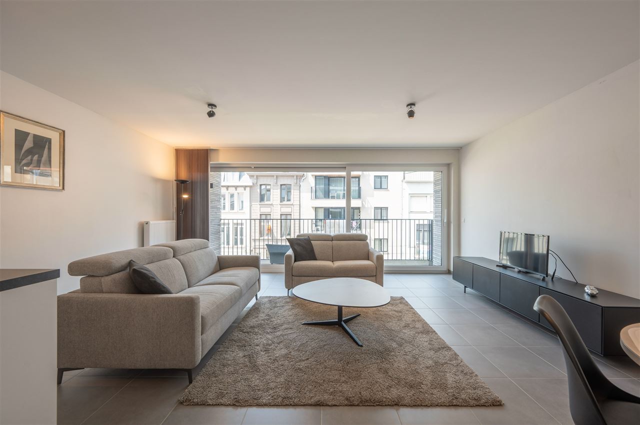 Gemeubeld appartement met 2 slaapkamers en ruim terras.