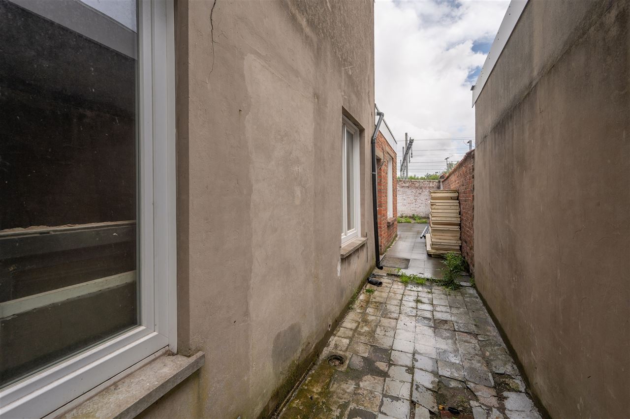 Te renoveren gelijkvloers appartement met tuin