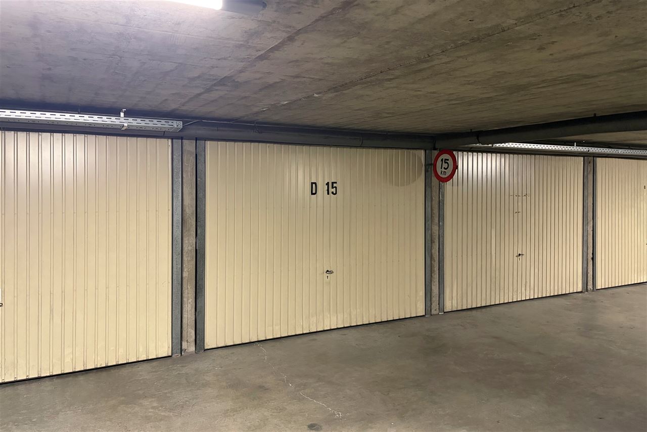 Gesloten garagebox te huur nabij de Grote Markt onder het Leopoldpark aan de Tennis - Mini Golf - Paravang