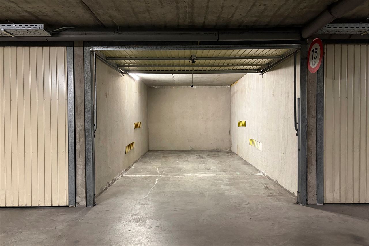Gesloten garagebox te huur nabij de Grote Markt onder het Leopoldpark aan de Tennis - Mini Golf - Paravang