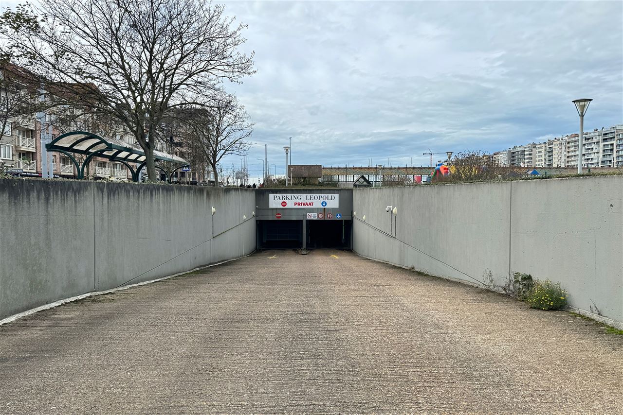 Gesloten garagebox te huur nabij de Grote Markt onder het Leopoldpark aan de Tennis - Mini Golf - Paravang
