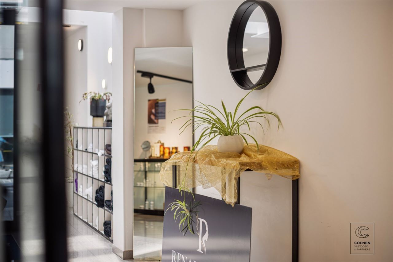Prachtige handelsruimte met een bruikbare oppervlakte van 355 m² op een SCHITTERENDE locatie te Berchem!