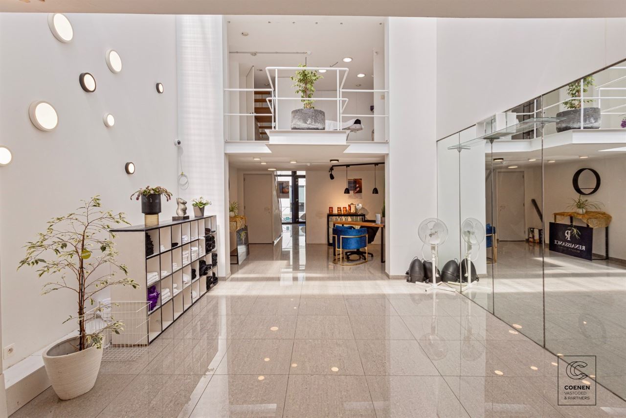 Prachtige handelsruimte met een bruikbare oppervlakte van 355 m² op een SCHITTERENDE locatie te Berchem!